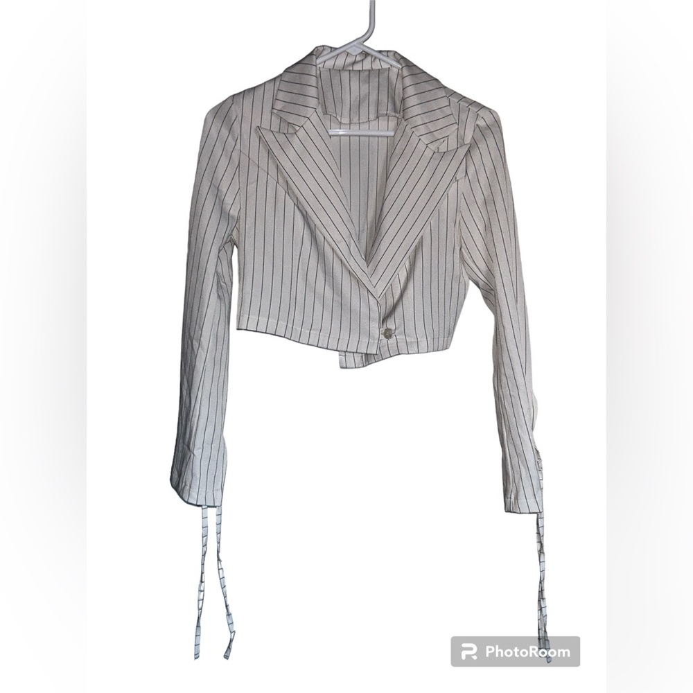 Cropped Black and White Pinstripe Blazer - Picture 5 of 5